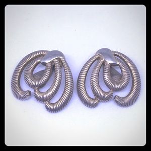 🤚🏻Vintage Monet clip earrings 1980's gold tone